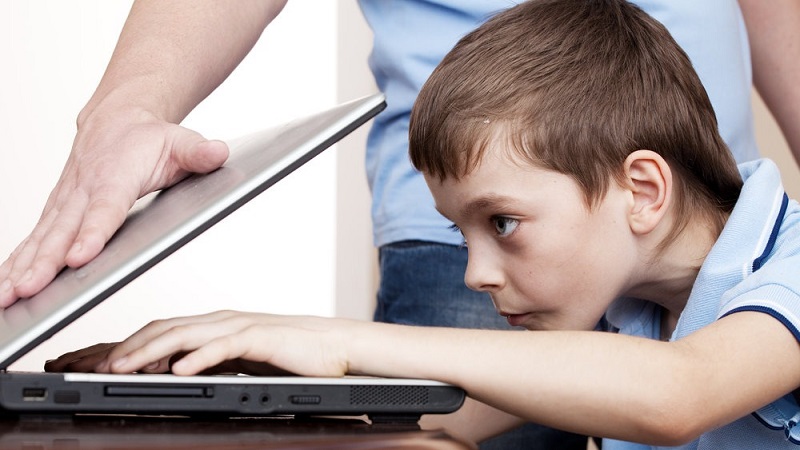 علت اعتیاد به اینترنت در کودکان و نوجوانان چیست؟ چگونه آن را درمان کنیم؟