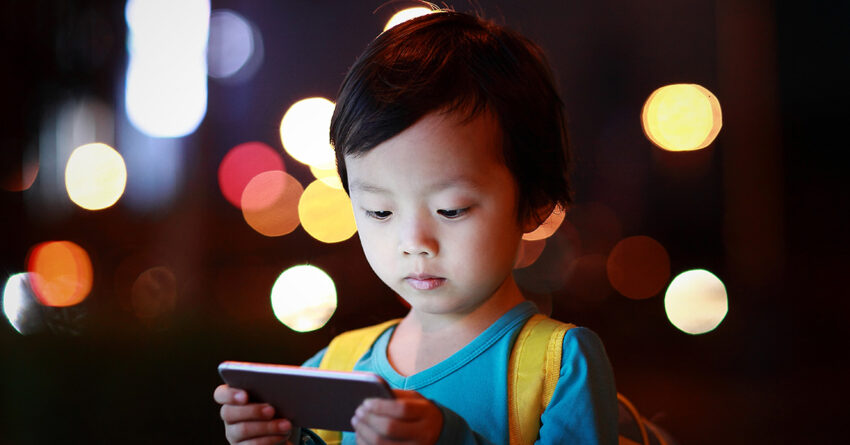 تلفن هوشمند چه تاثیری بر رشد کودک دارد؟