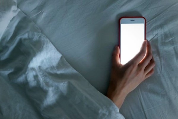 اختلال در خواب یکی از عوارض شایع استفاده از گوشی می باشد.
