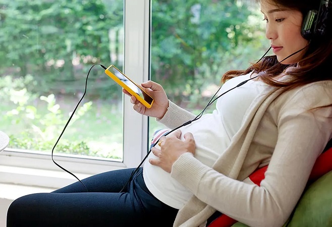 استفاده از گوشی در بارداری با استفاده از هدفون سیمی