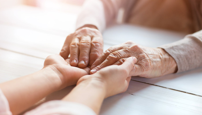 مراقبت از بیماران آلزایمری و محبت به آن ها