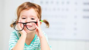 علائم تنبلی چشم در کودکان و درمان آن