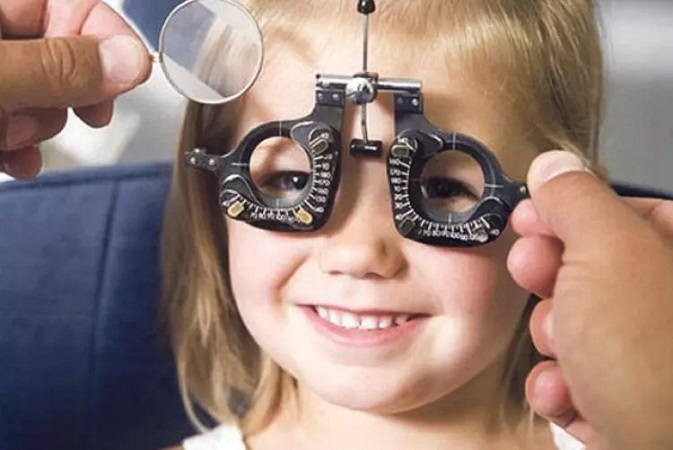 شخیص دقیق بیماری آمبلیوپی با ویزیت متخصص چشم